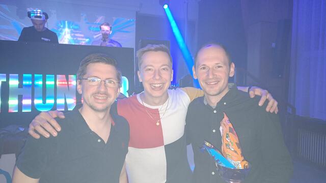 Julian Hameder (2.v.l.) und GR Toni Nikov (rechts) waren das Überraschungsteam und sicherten sich den 3. Platz. | Foto: SJ