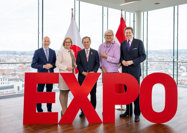 Freuen sich auf die Weltausstellung in Osaka sowie den Österreich-Pavillon "made im Waldviertel": Bundesminister Martin Kocher, Landeshauptfrau Johanna Mikl-Leitner, S.E. Ryuta Mizuuchi, Regierungskomissärin Ursula Plassnik und WKÖ-Präsident Harald Mahrer. | Foto: NLK Pfeffer