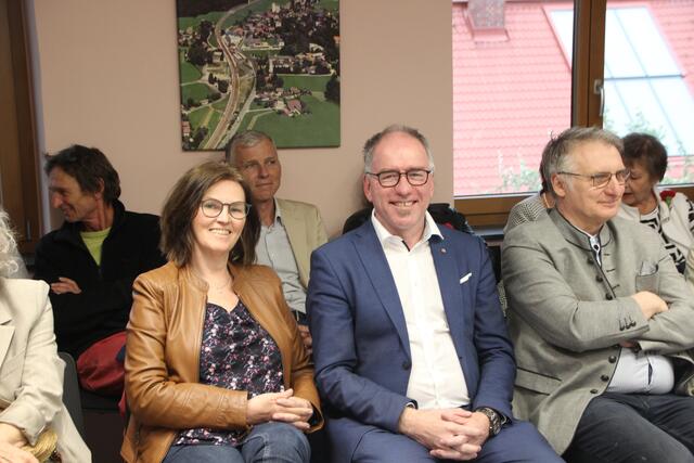 Halleins Bürgermeister Alexander Stangassinger mit seiner Gattin liesen sich die Angelobung des Nachbarortes nicht entgehen. | Foto: Martin Schöndorfer, 2024