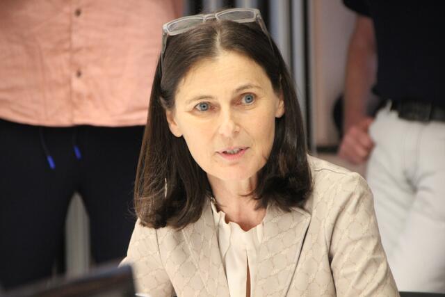 "Nicht nur das heute eine Frau als Bürgermeisterin angelobt wird, macht diesen Abend zu etwas Besonderes, sondern dass in bewegten Zeiten wie diesen Menschen ihre Zeit für die Politik zur Verfügung stellen", sagte die Bezirkshauptfrau Monika Vogl bei der Angelobung. | Foto: Martin Schöndorfer, 2024