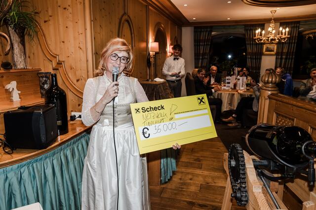Dank der Charity-Gala konnten insgesamt 35.000 Euro an das Netzwerk Tirol Hilft gespendet werden.  | Foto: Kaiserhof