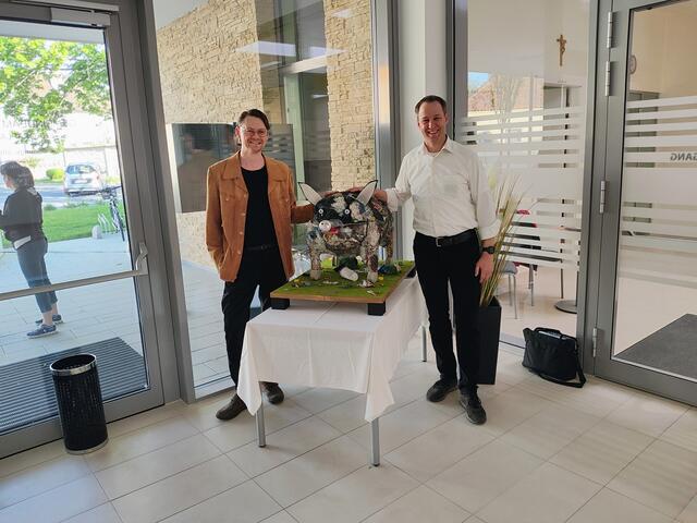 Thomas Sailer mit dem Bürgermeister Frank Wiemer in Antauer Gemeindezentrum. | Foto: Gemeinde Antau