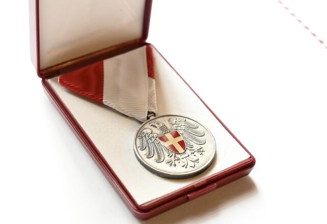 Die Einsatzmedaille wird an Personen vergeben, die in gefährlichen oder schwierigen Situationen besonderen Einsatz für die Mitbürgerinnen und Mitbürger und das Land Wien geleistet haben.  | Foto: Stadt Wien / Christian Jobst