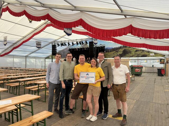 JVP-Landesgeschäftsführer Manuel Oberascher, JVP-Landesobmann Moritz Otahal, Dominik Maderegger, Lisa Pachler, JVP-Bezirksobmann Martin Feichtinger, und Bürgermeister Martin Voggenberger (v. l.). | Foto: JVP Oberösterreich