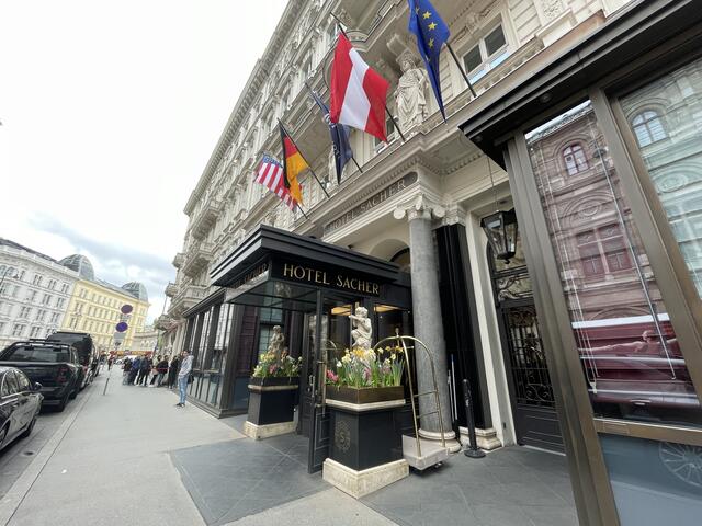 Das Hotel Sacher befindet sich direkt hinter der Oper und gilt als besonders renommiertes Hotel in Wien. | Foto: Teischl/RMW