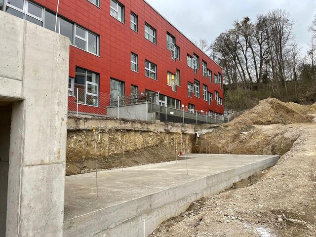 Trotz Versprechens, den Klostergarten unbebaut zu lassen, wird nun eine große Fläche versiegelt. Darauf soll eine frei stehende Großanlage für die Kühlung der geplanten Büroräume errichtet werden. Lärm, der für die hörbeeinträchtigten Kinder in der angrenzenden Schule zum großen Problem werden könnte. | Foto: Zukunft Klostergarten