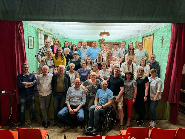 Gruppenfoto mit den vielen ehemaligen und aktuellen Spielern. | Foto: Theaterverein Dobersberg