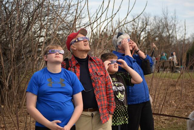 Roland und Burgie Pirker mit Enkeln Brandon und Dekker wählten den Grasshopper Hill in Ottawa für das Beobachten der Sonnenfinsternis. | Foto: Privat