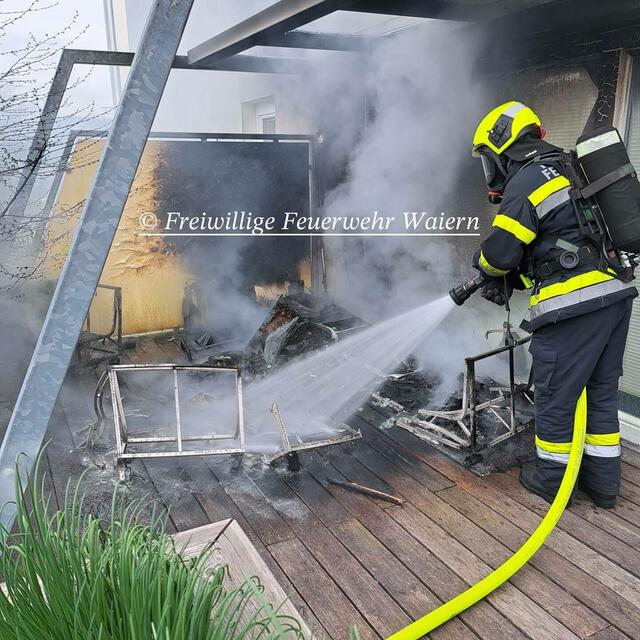 Zigarette löste Brand auf einer Terrasse aus. | Foto: Feuerwehr Waiern
