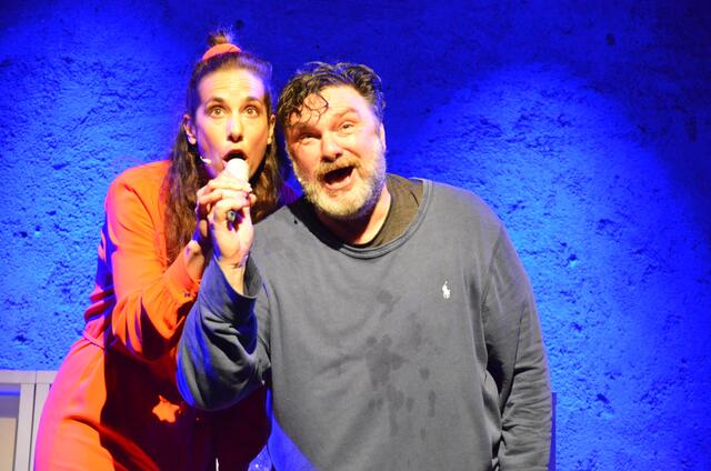 Nina Hartmann und Martin Leutgeb komödiantisch in "Das letzte Mal". 