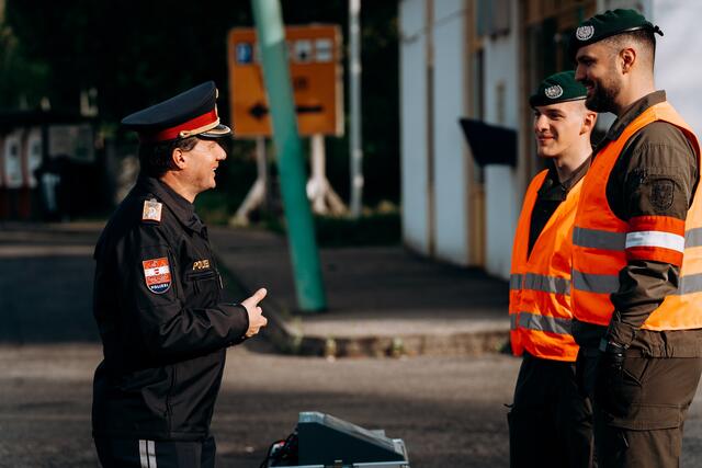 Landespolizeidirektor Ortner im Gespräch mit Soldaten an der Grenze | Foto: LPD Steiermark/Hecimovic