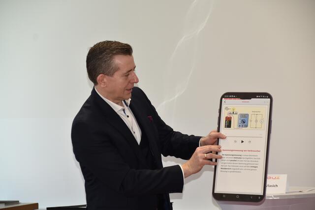 BUZ Neutal-Geschäftsführer Christian Vlasich stellte die App vor. | Foto: Michael Strini