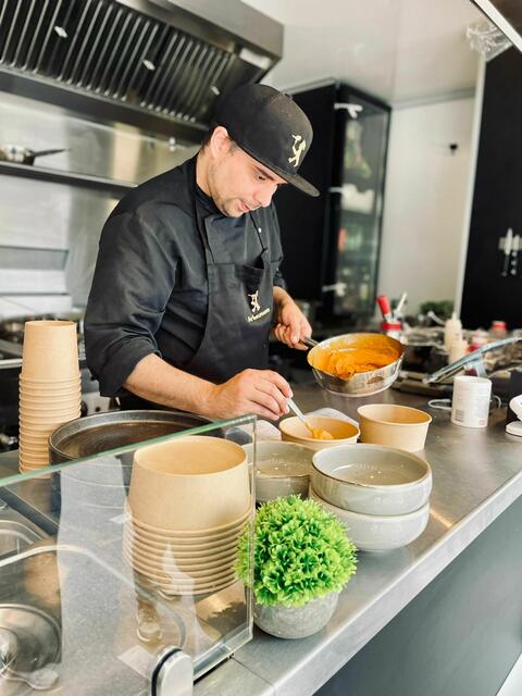 Mit seinem neuen Foodtruck "Der Hausmann" fährt Fiedlers durch Wien. Angeboten werden österreichische Klassiker – auch vegan und vegetarisch. | Foto: DerHausmann