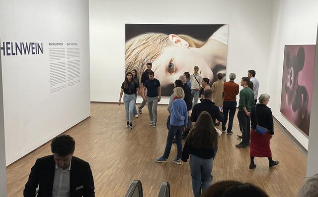 Als zentrales Motiv dient Helnwein die Figur des verletzbaren und wehrlosen Kindes.  | Foto: Studio Helnwein