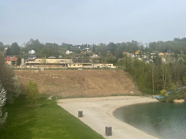 Das 500 Quadratmeter große Photovoltaikfeld wird auf einem steilen Hang errichtet, der sonst ungenutzt bleiben würde. | Foto: MeinBezirk.at