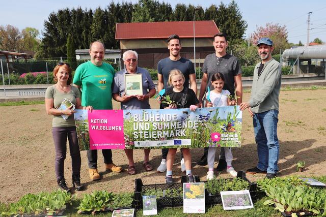Projektleiterin Christine Podlipnig, Boris Pruntsch, Fritz Pirker, Alexander Ernst, Alexander Kober und Simon Liniger gaben mit Leni und Sophie das Startzeichen für die Blumenwiese. | Foto: Edith Ertl