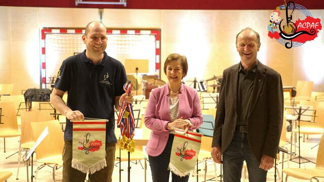 Franz Gangl (r.), Bürgermeister von St. Georgen bei Salzburg und Vize-Bürgermeisterin Petra Gillhofer (m.)
überreichen dem Dirigenten Dominik Gruber (l.) den Wimpel des Österreich-Chinesischen Fests der profunden Künste.