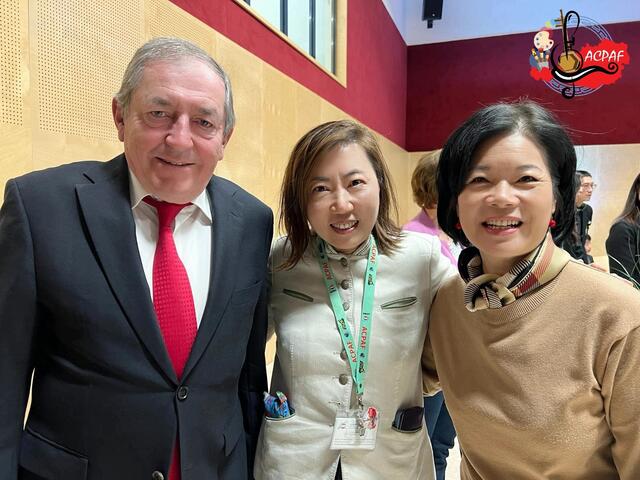 Der ehemalige Bürgermeister der Landeshauptstadt Salzburg, Dr. Heinz Schaden, und die Leiterin des China-Verbindungsbüros der Landesregierung Salzburg, Frau Jenny Schaden, zusammen mit der Vorstandsvorsitzenden des OCFMK beim Konzert.