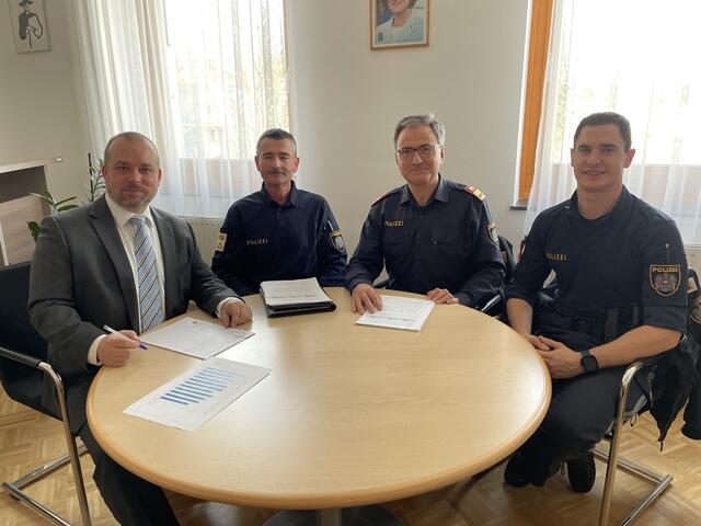 Karl-Josef Weiss, Wolfgang Strobl, Eduard Widhalm und Matthias Scharinger präsentierten die Kriminalstatistik des Bezirks Hollabrunn | Foto: Alexandra Goll