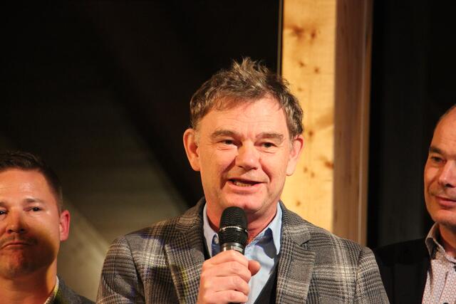 Der künstlerische Leiter der Clowndoktoren in Tirol, Manfred Unterluggauer berichtete über die Tätigkeiten der Rote Nasen Clowndoktoren. | Foto: Schwarz