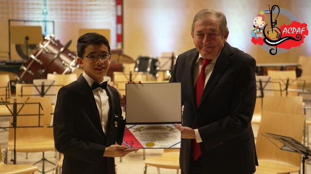 Der ehemalige Bürgermeister der Landeshauptstadt Salzburg, Dr. Heinz Schaden, überreichte im Namen des OCFMK Medaillen und Zertifikate an den Musikbotschafter und den Star des Jahres.