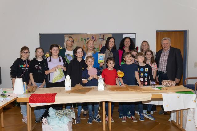 Petra Mayer (Koordinatorin der ÖKOLOG-Schulen im Burgenland), Bildungslandesrätin Daniela Winkler, Landeshauptmann-Stellvertreterin Astrid Eisenkopf, Vizebürgermeisterin Charlotte Toth-Kanyak (Direktorin der VS Eisenstadt), Sabine Pölzelbauer (ÖKOLOG-Koordinatorin in der VS Eisenstadt), Hermann Frühstück (Leiter der Naturschutzorgane Burgenland) und Kinder von ÖKOLOG-Schulen, die ihre Projekte präsentierten | Foto: Landesmedienservice Burgenland