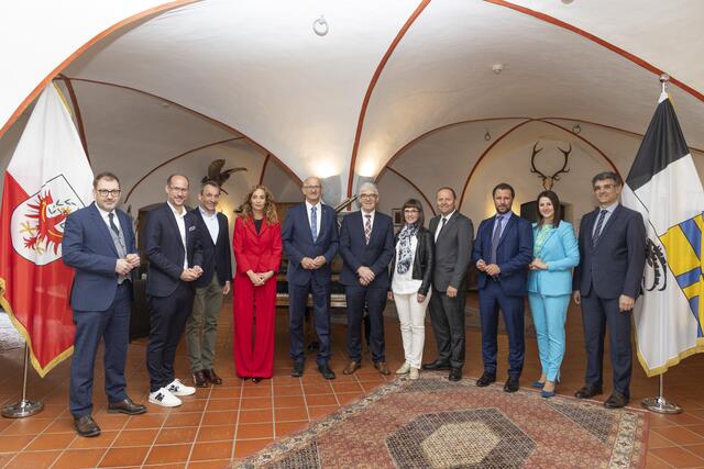 Offizielles Gruppenfoto mit den Regierungsmitglieder beider Länder. | Foto: Land Tirol/Die Fotografen