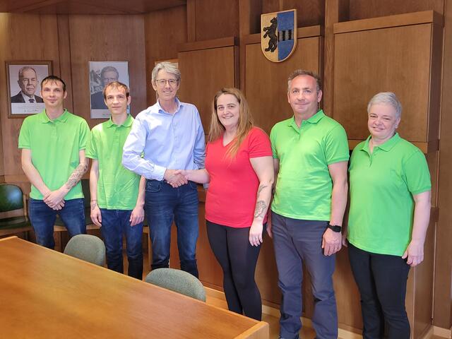 Bürgermeister Josef Schweigler (3.v.l.) mit Tanja Ornik und ihrem Team | Foto: Marktgemeinde Mettersdorf