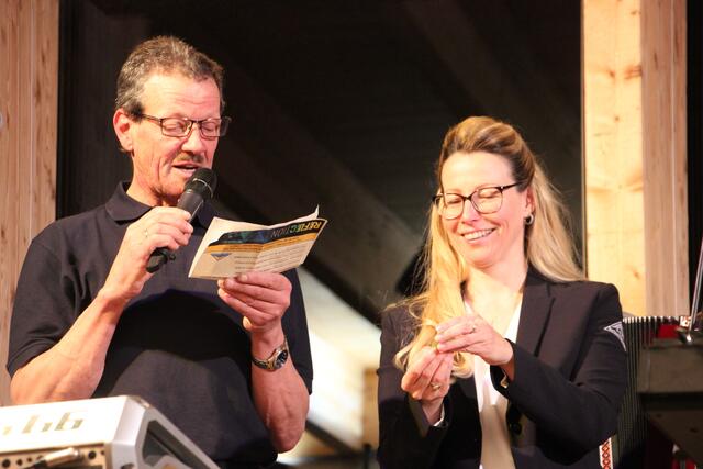 Bei der Verlosung der Tombolapreise konnte sich die Glücklichen etwa über eine Mittelmeerkreuzfahrt für zwei Personen freuen. | Foto: Schwarz