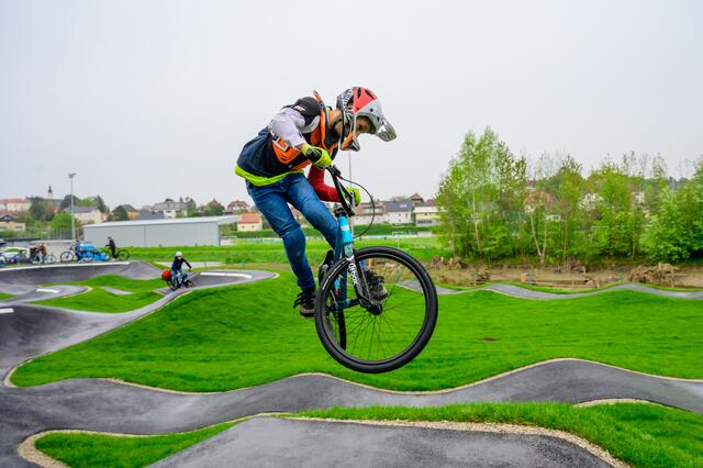 Pumptrack Enns: Fortgeschrittene Fahrer führen auch Kunststücke auf der Bahn aus. | Foto: Wolfgang Simlinger
