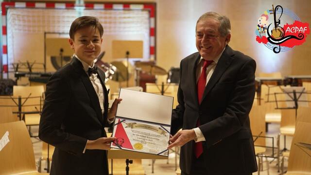 Der ehemalige Bürgermeister der Landeshauptstadt Salzburg, Dr. Heinz Schaden, überreichte im Namen des OCFMK Medaillen und Zertifikate an den Musikbotschafter und den Star des Jahres.