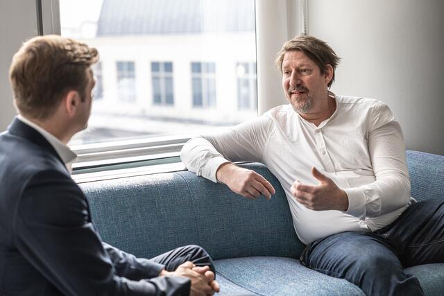 Im Gespräch mit Thomas Waitz. | Foto: Land OÖ/Gerstmair