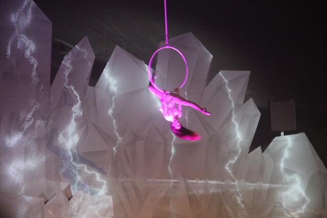 800 Besucher kamen aufs Komperdell um die letzte Adventure Night in diesem Winter zu bestaunen | Foto: Schwarz