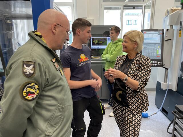 Die Schüler mit Ministerin Klaudia Tanner. | Foto: Victoria Edlinger