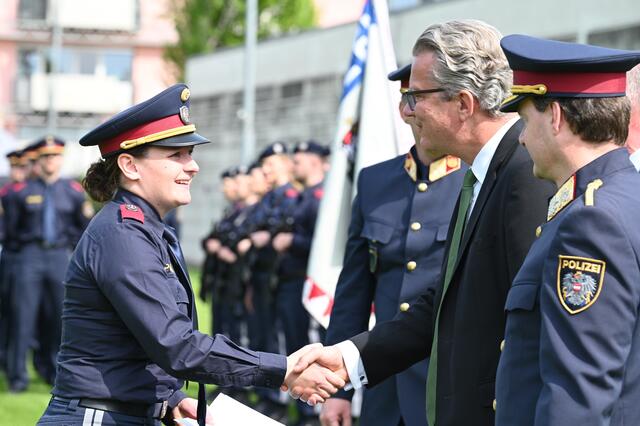 Landeshauptmann bei der Überreichung von Dekreten | Foto: LPD Steiermark