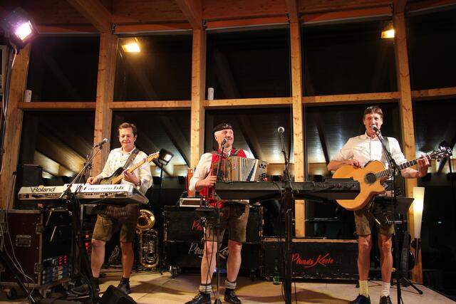 Im Panoramarestaurant sorgten im Anschluss in die Show die Pfunds Kerle für beste Unterhaltung. | Foto: Schwarz