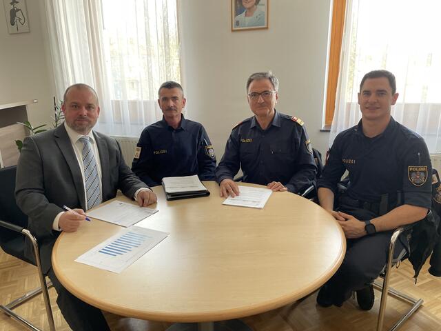 Karl-Josef Weiss, Wolfgang Strobl, Eduard Widhalm und Matthias Scharinger präsentierten die Kriminalstatistik des Bezirks Hollabrunn | Foto: Alexandra Goll