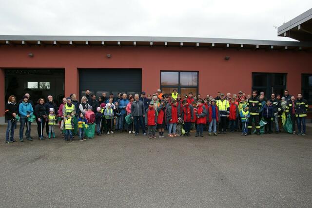 Großaufgebot: Freiwillige reinigten Edt bei Lambach von unachtsam entsorgten Müll und sammelten säckeweise Abfall um die Gemeinde sauber zu halten. | Foto: Tiefenthaler