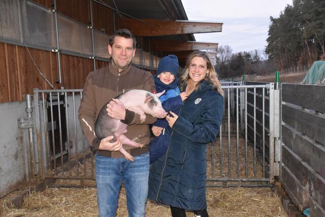 Vorbildlicher Bio-Schweinebetrieb: Junglandwirt Christoph Klein mit Ferkel, Sohn Paul und Lebensgefährtin Laura Pratscher | Foto: Michael Strini