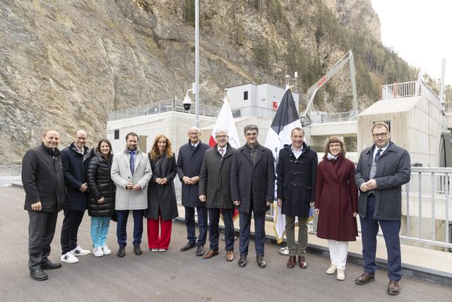 Die beiden Regierungsteams mit Landeshauptmann Anton Mattle und Regierungspräsident Jon Domenic Parolini in der Mitte. | Foto: Land Tirol/Die Fotografen