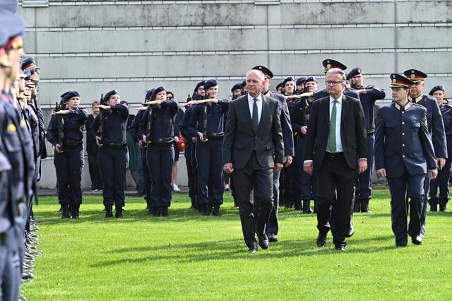 Innenminister, Landeshauptmann und Landespolizeidirektor beim „Abschreiten der Front“ | Foto: LPD Steiermark