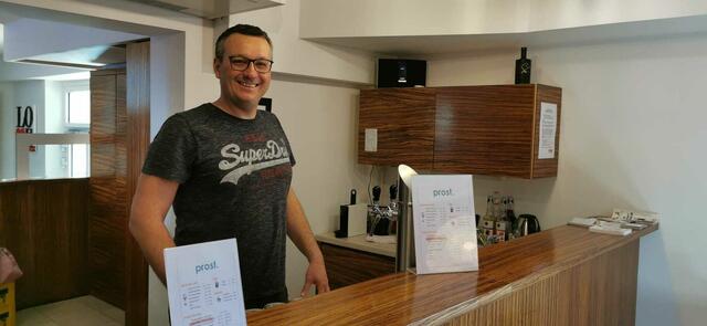 Michael Weber leitet die Tanzschule gemeinsam mit seiner Frau.  | Foto: Martin Zimmermann