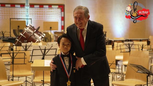 Der ehemalige Bürgermeister der Landeshauptstadt Salzburg, Dr. Heinz Schaden, überreichte im Namen des OCFMK Medaillen und Zertifikate an den Musikbotschafter und den Star des Jahres.