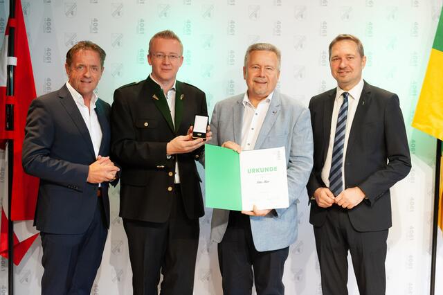Peter Mair, Bürgermeister a.D., erhielt die Ehrennadel der Gemeinde Pasching in Gold für seine langjährige Tätigkeit als politischer Mandatar sowie sein Engagement als SPÖ-Politiker. | Foto: Gemeinde Pasching
