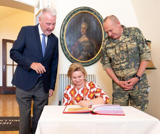 Botschafterin Caroline Vermeulen trug sich in das Buch der MilAk ein. Hier mit Bürgermeister Klaus Schneeberger und Generalmajor Karl Pronhagl. | Foto: Stadt Wiener Neustadt/Weller
