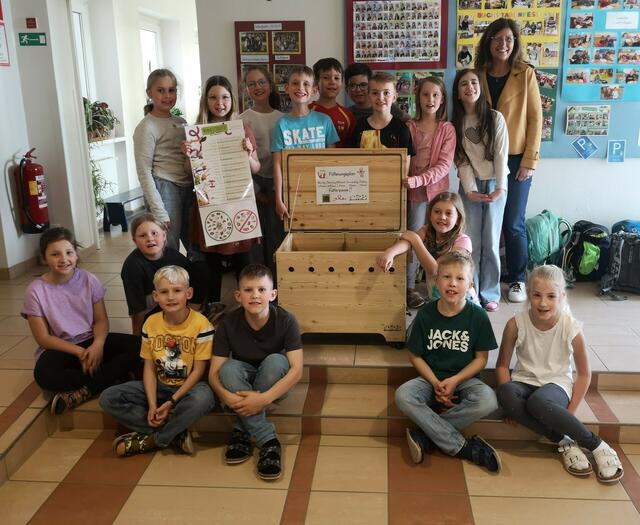 Die Kinder der Volksschule Bruck/Aschach mit ihrer Wurmkiste. | Foto: Bruck an der Aschach