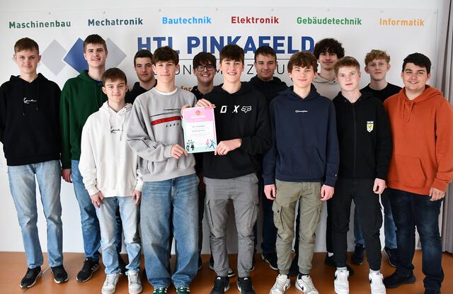 Die Schüler der HTL Pinkafeld freuen sich über die Dankesurkunde. | Foto: HTL Pinkafeld/Weinhoffer