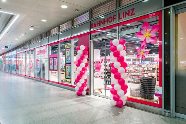 Der Bipa-Shop am Linzer Bahnhof erstrahlt in neuem Design. Der Verkaufsraum ist etwa in vier verschiedene emotionale Welten gegliedert. | Foto: Bipa Parfumerien Gesellschaft m.b.H / Christian Dusek