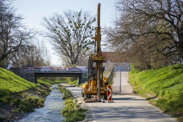 Am Liesingbach finden seit Mitte März sogenannte Baugrunderkundungen statt.  | Foto: BV23/Genitheim