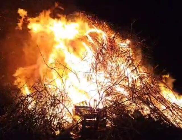 Das Osterfeuer war Anziehungspunkt für zahlreiche Besucher.  | Foto: Bernhard Knes